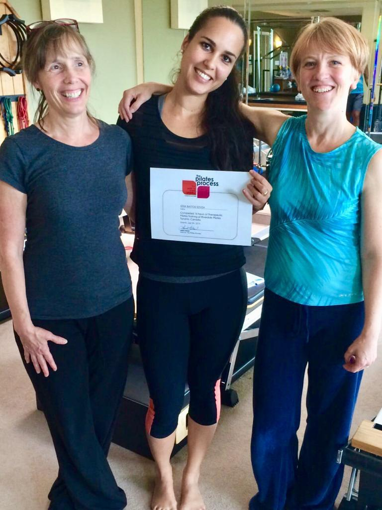 Lígia Bastos recebendo certificado de formação internacional no Canadá