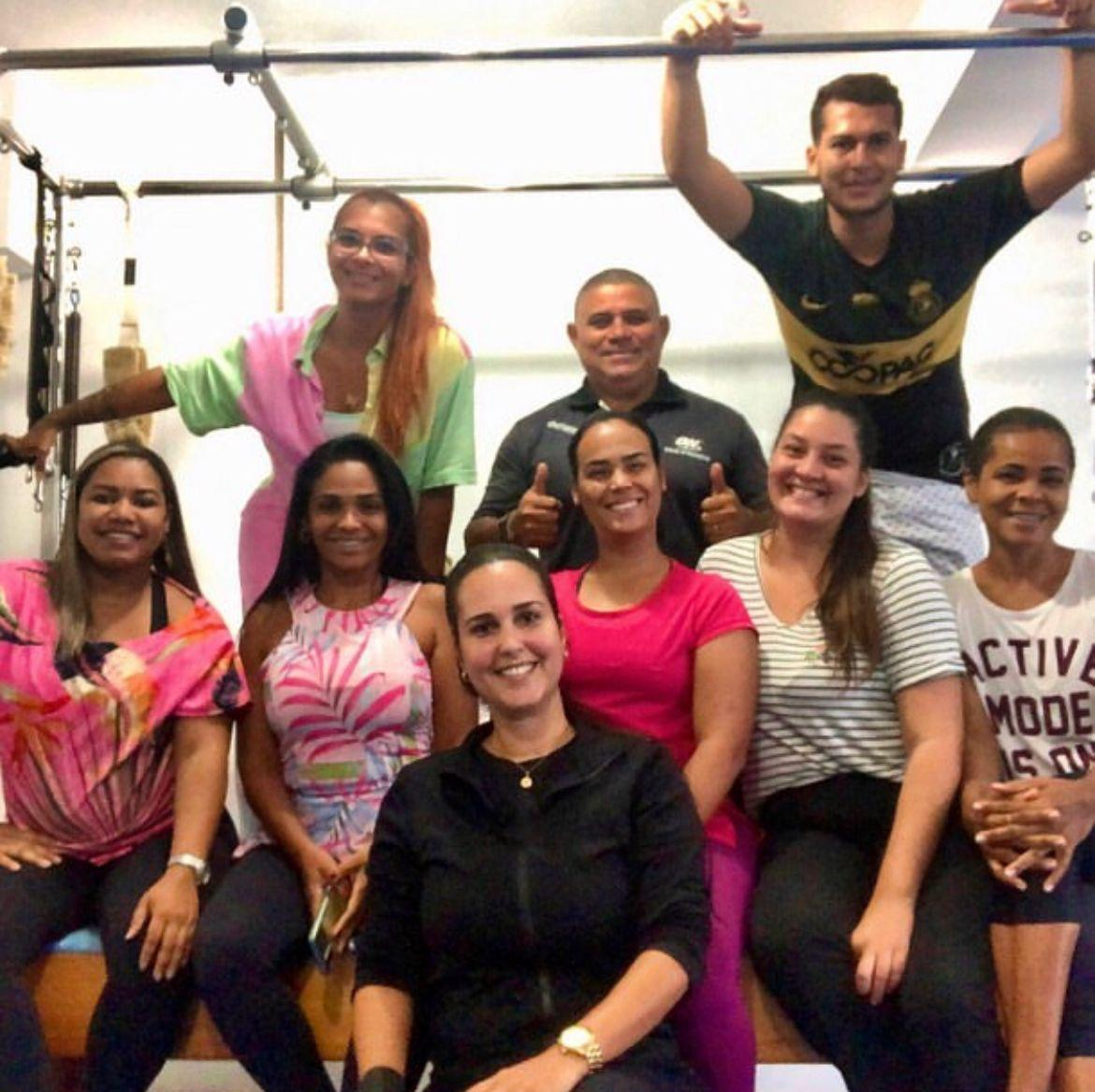 Lígia Bastos com grupo de profissionais em treinamento de Pilates